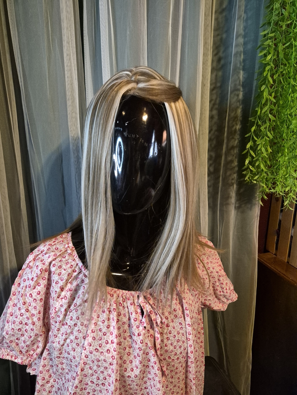 Neutral Blonde Straight Wig with Subtle Highlights - Classic Style